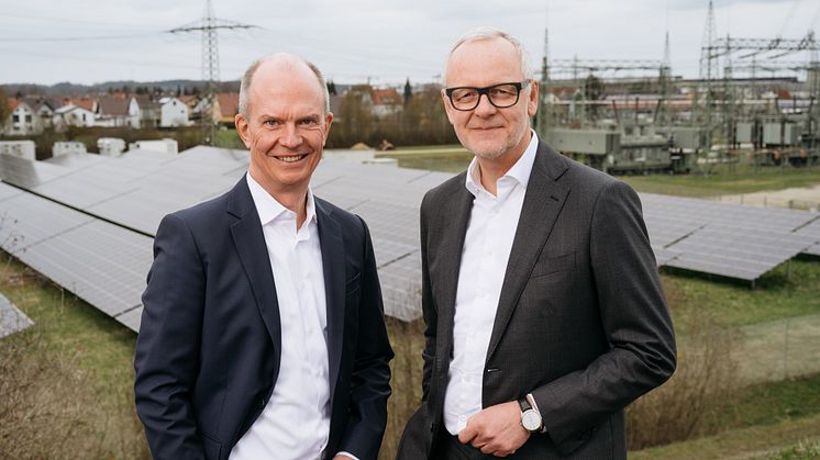 Die LEW-Vorstandsmitglieder Dietrich Gemmel und Markus Litpher (v.l.) auf dem LEW-Gelände in Meitingen. (Foto: LEW / Felix Baptist)
