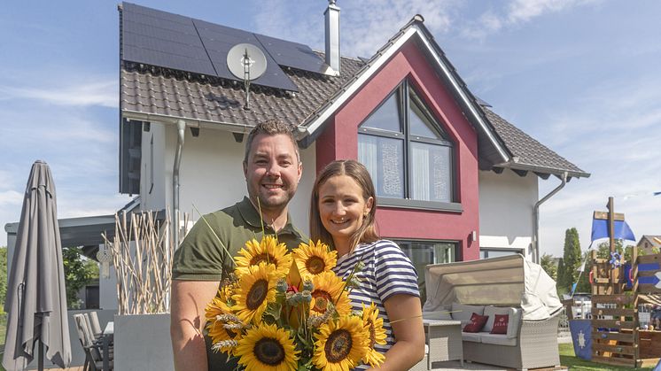 Sonniges Jubiläum beim Bayernwerk: Familie Maier aus Altdorf sind die 400 000. PV-Kunden, die ins Netz des Bayernwerks einspeisen.