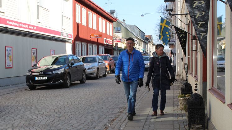Marianne och Ulf Carlsson på promenad på Prästgatan i Nora som snart är bilfri.