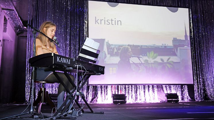 Die Künstlerin kristin (Singer/Songwriter) umrahmte das Programm