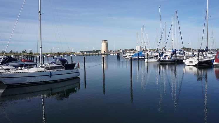 Der Aussichtsturm "Utkieker" an der Yachthafenpromenade in Burgtiefe auf Fehmarn. ©Tourismus-Service_Fehmarn_Lina_Rotte