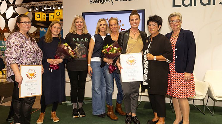 fr. v. Katarina Henriksson, Josefin Öberg, Åsa Kullander, Hanna Forsberg, Cecilia Lindberg, Anna Persson, Eva-Lis Sirén (ordf Lärarstiftelsen), Christina Palm (ordf SFUB). Fotograf Magnus Sundberg.