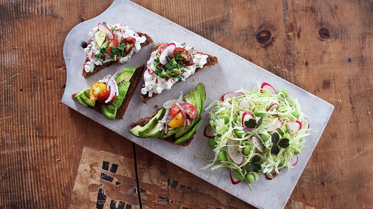 Rugbrødsmadder med avocado, hytteost og salat