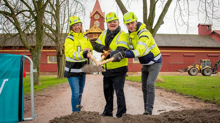 Från v. i bild: Marie Hafström, byggledare IP-Only, Stefan Pettersson (M), ordförande i samhällsbyggnadsnämnden och Pontus Borg, platschef NCC, markerade starten för andra etappens fiberutbyggnad