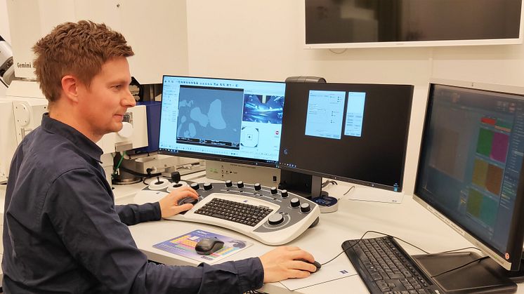 Fredrik Gustavsson, Swerim i laboratoriet för elektronmikroskopi.