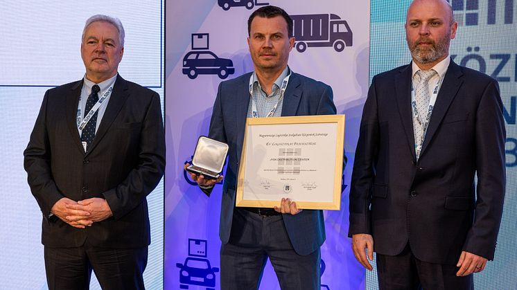 Jaroslaw Sobczyk, a JYSK ecseri régiós elosztóközpontjának a vezetője átveszi az Év Logisztikai Fejlesztése Díját