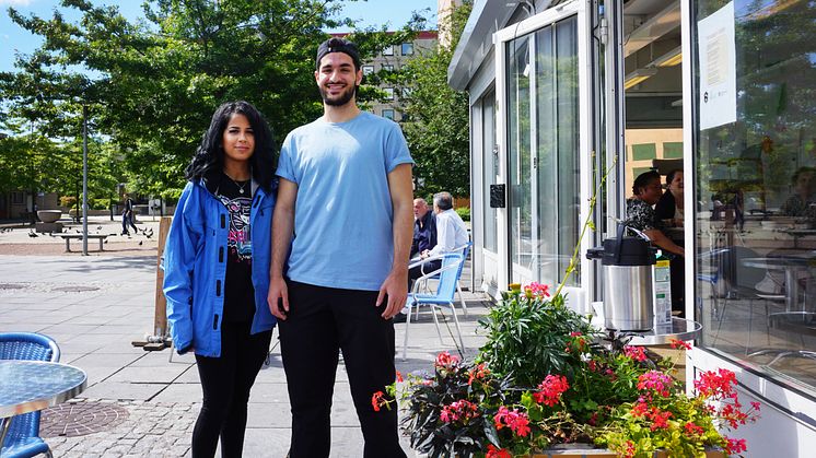 Suzan Wali och Zelal Aslan har just öppnat sommarvärdarnas café på torget i Hjällbo.