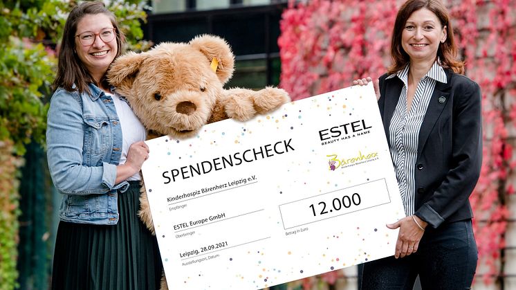 Von rechts: Odette Reiche, Geschäftsführerin der ESTEL Europe GmbH, und Ulrike Herkner, Geschäftsführerin des Bärenherz-Fördervereins