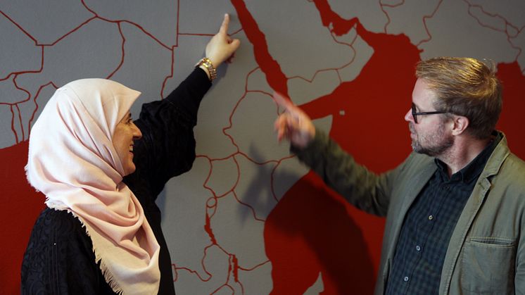 Helwah Hussain Jansson är entusiastisk över att vara på Högskolan Väst och berättar för sin mentor Martin Molin om sin bakgrund i Jordanien.