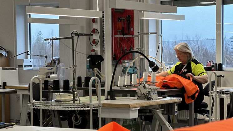 PÅ SWEDOLS PROFILERINGSAVDELNING i Örebro jobbar de både med reparationer och produktutveckling för att leverera yrkesplagg som håller i längden. 