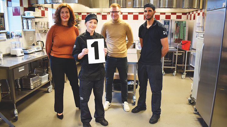 Glada miner i Österskolans kök i Södra Sandby som nådde 95 procent ekologiskt. Från vänster: servicenämndens ordförande Inger Tolsved Rosenkvist, Emmelie Andersson, Johan Nilsson och Samir Lahridi.