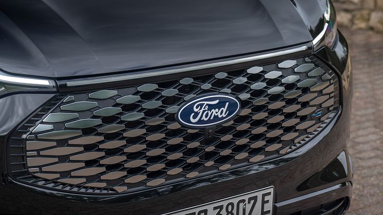 Ford E-Tourneo Custom_Titanium_X (7).jpg