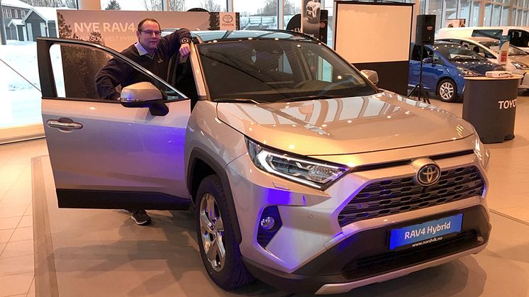 Mo i Rana: Bilselger Thomas Campos Einmo hos Nordvik er klar for lansering av nye RAV4 Hybrid.