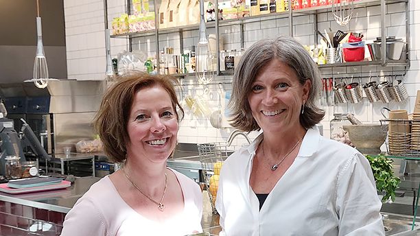 Biodlaren Viktoria Bassani tillsammans med CSR-direktör Agneta Påander