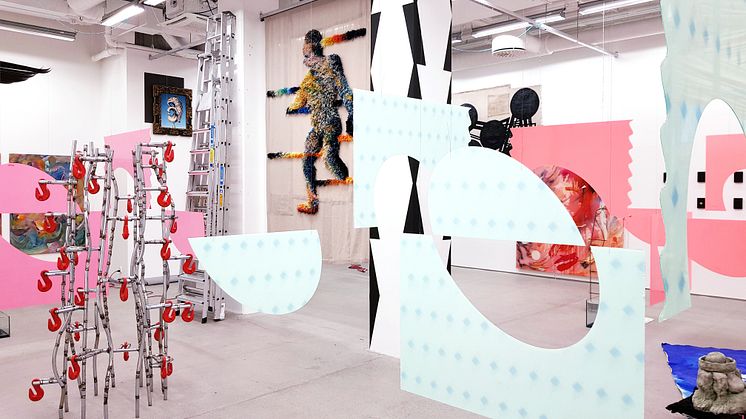 Fra monteringen av «Et kollektivt kaosmos» som skulle ha åpnet på Kunsthall Oslo 21. mars. En totalinstallasjon med nær tretti kunstnere, og uten navnlapper eller kart. Kuratert av Ida Madsen Følling og Markus Li Stensrud. Foto: Markus Li Stensrud.