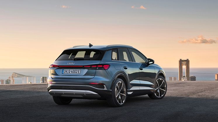 Audi Q4 50 e-tron quattro (Gejserblå)