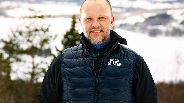Mikael Englund är ny verksamhetsledare för Höga Kusten Turism. – Det känns jättekul! Jag ser fram emot att tillsammans med medlemsföretagen och det offentliga arbeta för att ännu fler nationella och internationella besökare hittar till Höga Kusten.