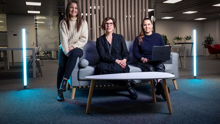 Huawein Marja Dunderfelt ja  hackathonin voittaneet Tiia  Vepsäläinen (vas.) ja Janetta  Huoponen (oik.) korostavat,  että softaa suunniteltaessa  tulee ottaa huomioon erilaisia näkökulmia.