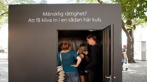 Gymnasieelever gör en utställning om mänskliga rättigheter i Raoul Wallenbergs anda