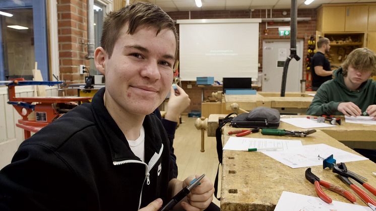 Marcus Mikulic, elev i årskurs nio på Ytterbyskolan i Kungälv, testar att arbeta med plåt. Foto: Niklas Jendeby