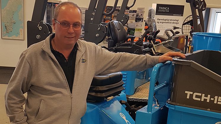 Björn Carlsson, den ena delen av brödraduon som driver Carlsson & Co i Falkenberg. Han är synskadad men med bra planering klarar han det mesta.