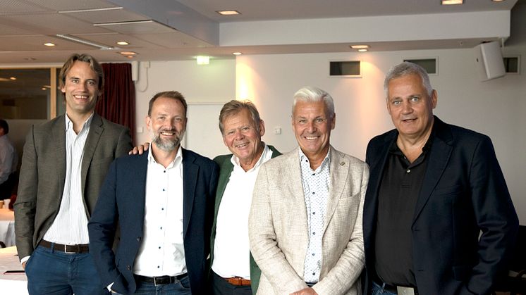 Fr. v. Håkon G Kristiansen Strategichef Mestergruppen, Tore Aasen Inköpschef Mestergruppen, Thommy Nilsson styrelseordförande, Björn Peterson XL-BYGG Norrby Trä, Olof Nyberg XL-BYGG Hans Anders