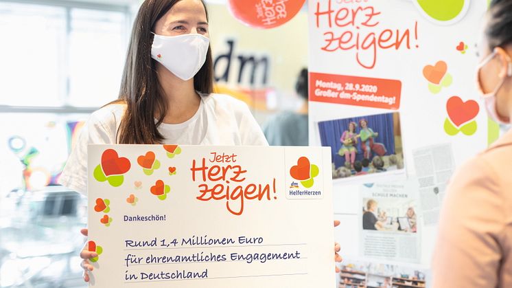 Rund 1,4 Millionen Euro spendet dm mit der HelferHerzen Aktion „Jetzt Herz zeigen!“ an 1.750 ehrenamtliche Projekte in ganz Deutschland