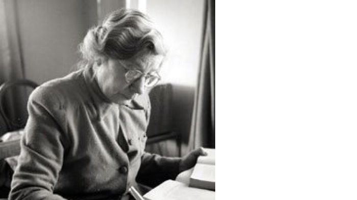 Elin Wägner i sitt arbetsrum.