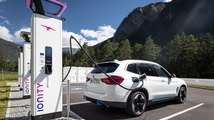 IONITY-ladestasjon og helt nye BMW iX3