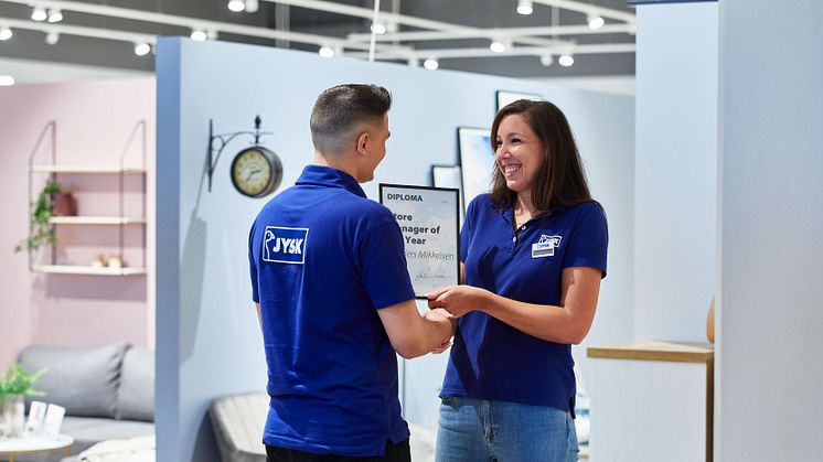 Christina Pape (til højre), Store Manager i JYSK Viby J., med en af sine kolleger.