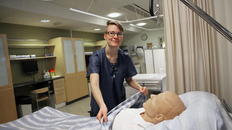 På högskolans kliniska lärande centrum övar studenter på bemötande i verklighetstrogen vårdmiljö.