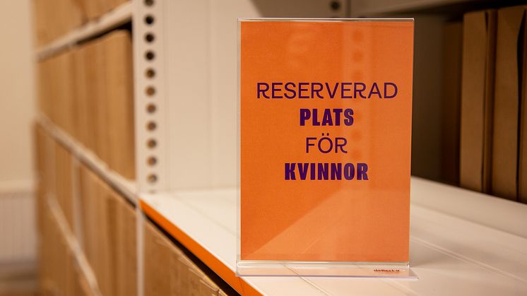I länsmuseets arkiv avsätter vi hyllmeter för kvinnors historia. Foto: Jenny Bergensten. 