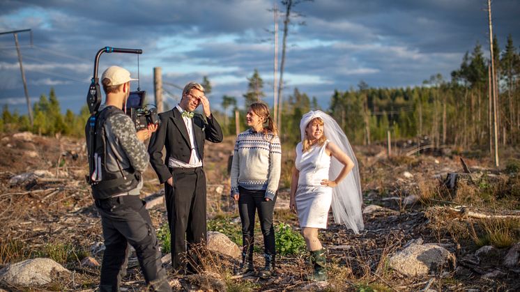 Historikern Anna Sténs, Umeå universitet, guidar ett brudpar som provar olika skogsmiljöer för sin bröllopsbild. Fotograf: Sverker Johansson