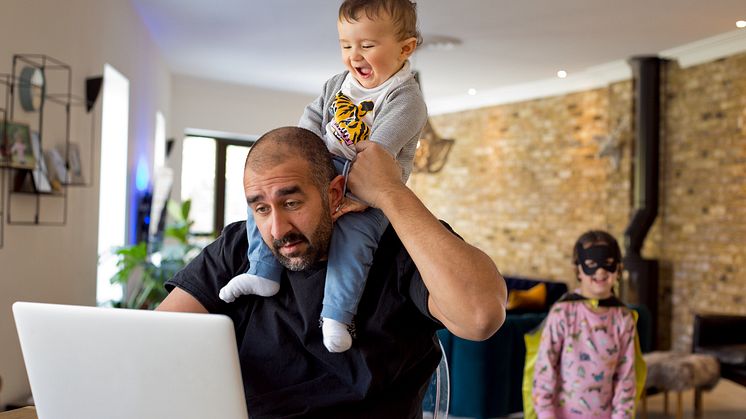 Att vara förälder kan vara både härligt och svårt på samma gång. Foto: simple.scandinav.se/Emma Sekhon. Den här bilden får bara endast användas digitalt och på förfrågan.