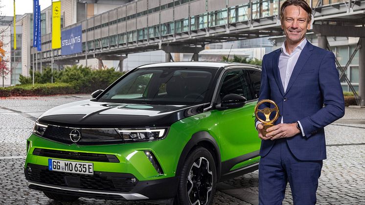 Opels CEO Uwe Hochgeschurtz modtog "The Golden Steering Wheel" prisen i går aftes.