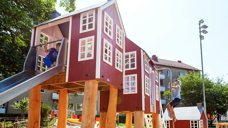 Kopplingen till dåtidens barnrikehus och nödbostäder syns i lekhusen som är utformade som kök, sovloft och utedass. På lekplatsen gestaltas teman som odling, barnsjukdomar och en "soptipp" som knyter an till de svåra förhållande som rådde förr.