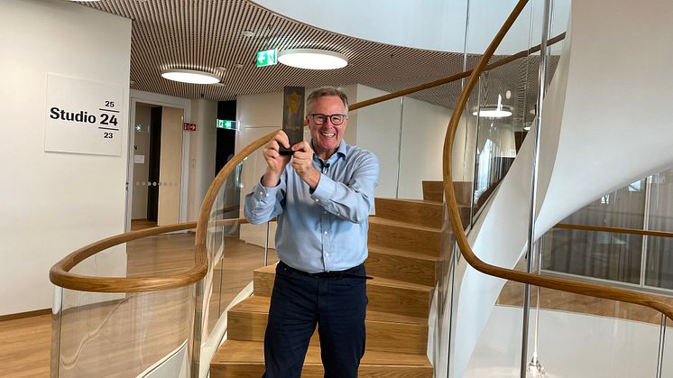 Kategorie Treppen und Geländer: MetallArt-Geschäftsführer Andreas Wahsner freut sich über den gelungenen Blickfang und die Anerkennung der Leistung.