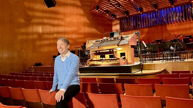 Olivier Latry är organist i brandhärjade Notre-Dame i Paris och utlovar nyöppning av kyrkan 2024. 
