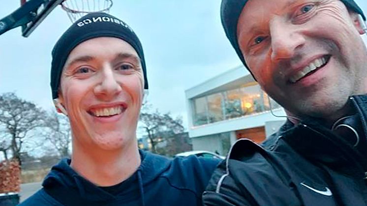 Tore Floor (t.v.) går på Tradium HTX og har blandt andet haft workout challenges, som en del af hjemmeskolen. Her er han sammen med sin far i gang med en af udfordringerne. // privatfoto