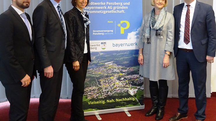 Wollen die Energiewende vor Ort meistern: die beiden künftigen Geschäftsführer Vilgertshofer (Stadtwerke Penzberg, 2. v. l.) und Kryeziu (Bayernwerk, r.) sowie Bürgermeisterin Zehetner (M.) und Bayernwerk-Kommunalverantwortliche Jekelius (2. v. r.).