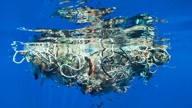 Nästan tio tusen kilo plast tillverkas varje sekund. Alldeles för mycket hamnar i haven.