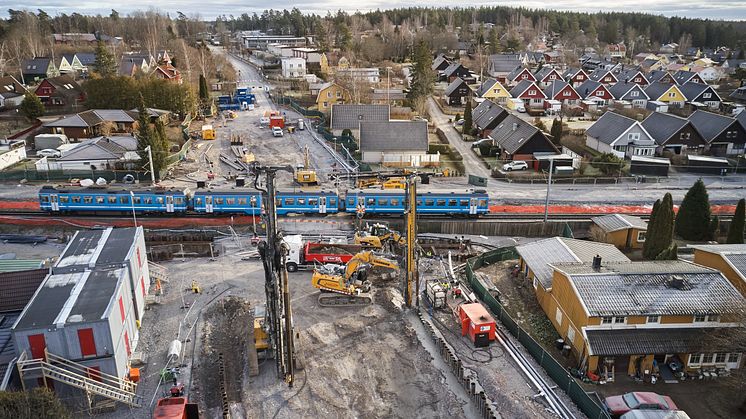 Det är ont om utrymme när dubbelspåret byggs mitt bland villorna. Bild: NCC