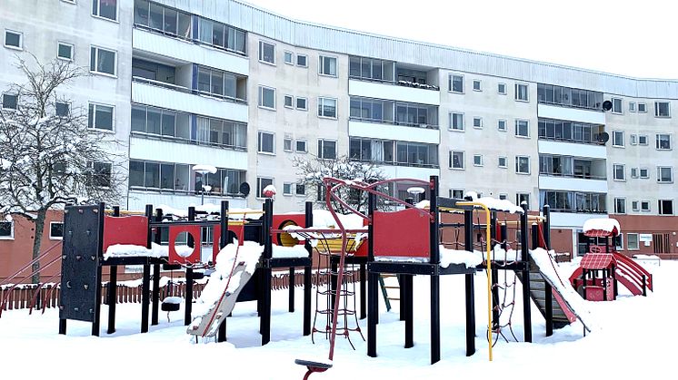 Botkyrkabyggens hus på Hålvägen i Storvreten inbäddat i snö