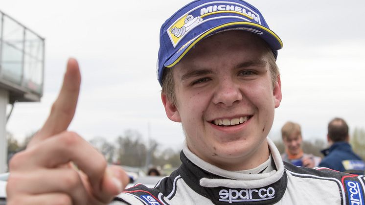 Julius Ljungdahl från Norrtälje vann premiärracet i Renault Clio Cup på Ring Knutstorp. Foto: Micke Fransson/STCC