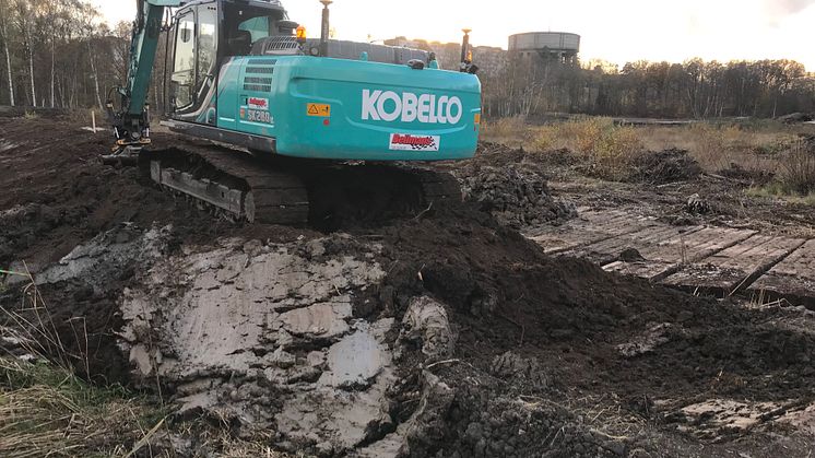Här har ett stort område med våtmarksskog blivit kalhygge, och nu byggs en vall runt den planerade reningsdammen. Positivt för klimatet, menar Stockholms stads kyrkogårdsförvaltning!