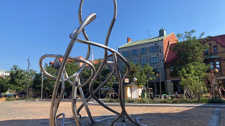 Konstnären Liva Isakson Lundin har skapat Omväg. Verket har donerats av Sparbanken Skånes ägare Sparbanksstiftelsen Finn.