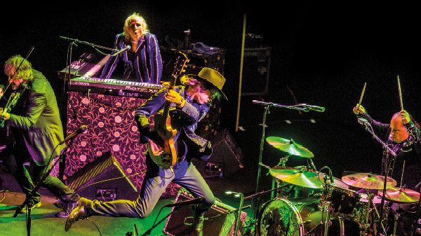 HYLLADE THE WATERBOYS GÖR DET IGEN – SPELAR I SVERIGE I NOVEMBER