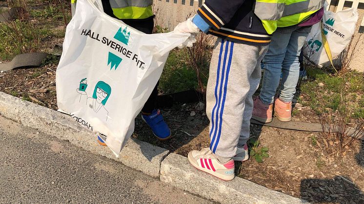 Förskolan Hedvigslund plockar skräp