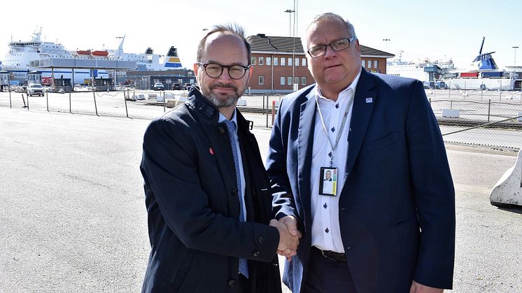 Infrastrukturminister Tomas Eneroth och Jörgen Nilsson, vd i Trelleborgs Hamn