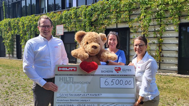 Robin Frisch (l.) und Doreen Schneider von HILTI übergeben den Spendenscheck an Kerstin Stadler (Mitte) vom Kinderhospiz Bärenherz Leipzig